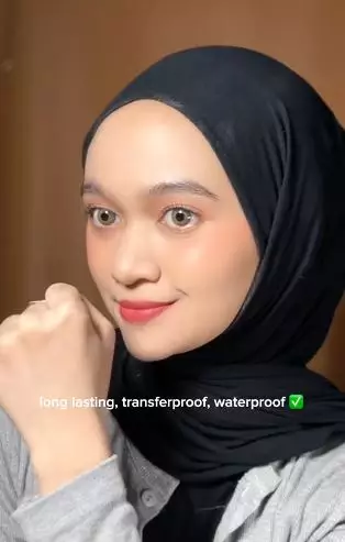 Review O.TWO.O Misty Kiss Matte Lipstick diklaim transferproof 24 jam TikTok