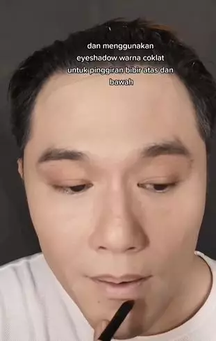 Fungsi lain eyeshadow guna mempercantik riasan bibir TikTok