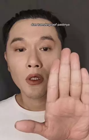 Fungsi lain eyeshadow guna mempercantik riasan bibir TikTok