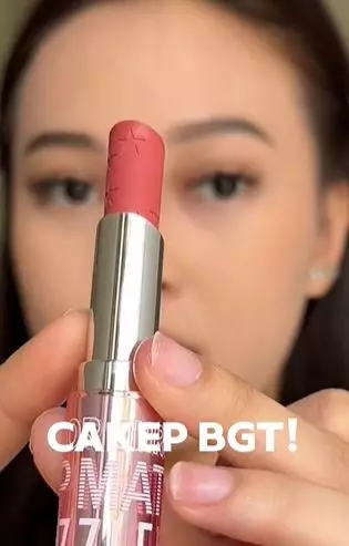 Review Dazzle Me Color Chrome Lip Matte diklaim awet hingga 8 jam TikTok Review Dazzle Me Color Chrome Lip Matte diklaim awet hingga 8 jam TikTok