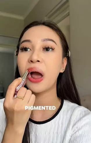 Review Dazzle Me Color Chrome Lip Matte diklaim awet hingga 8 jam TikTok Review Dazzle Me Color Chrome Lip Matte diklaim awet hingga 8 jam TikTok