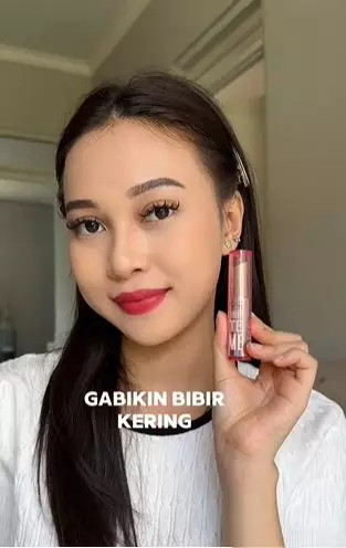 Review Dazzle Me Color Chrome Lip Matte diklaim awet hingga 8 jam TikTok Review Dazzle Me Color Chrome Lip Matte diklaim awet hingga 8 jam TikTok