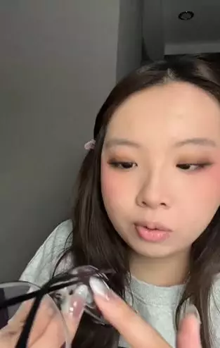 Trik bikin riasan nggak geser saat pakai kacamata cuma andalkan 2 produk  TikTok Trik bikin riasan nggak geser saat pakai kacamata cuma andalkan 2 produk  TikTok