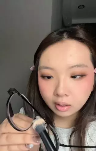 Trik bikin riasan nggak geser saat pakai kacamata cuma andalkan 2 produk  TikTok Trik bikin riasan nggak geser saat pakai kacamata cuma andalkan 2 produk  TikTok