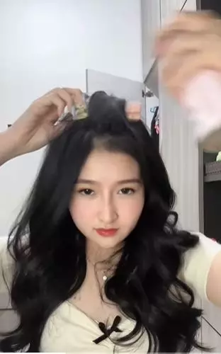 Trik bikin poni lepek jadi bervolume cuma perlu 2 langkah TikTok Trik bikin poni lepek jadi bervolume cuma perlu 2 langkah TikTok