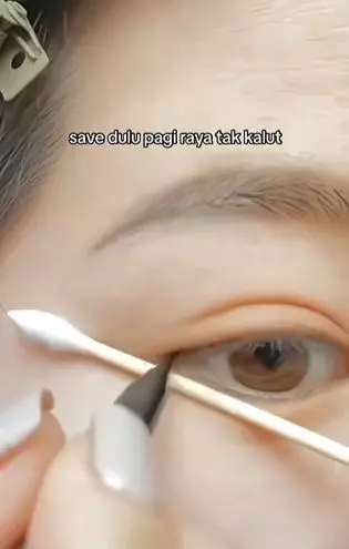 Trik pakai eyeliner tipis ala idol K-Pop cuma andalkan 1 alat pembersih TikTok Trik pakai eyeliner tipis ala idol K-Pop cuma andalkan 1 alat pembersih TikTok