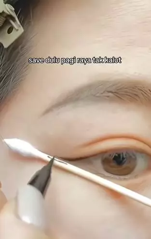 Trik pakai eyeliner tipis ala idol K-Pop cuma andalkan 1 alat pembersih TikTok Trik pakai eyeliner tipis ala idol K-Pop cuma andalkan 1 alat pembersih TikTok