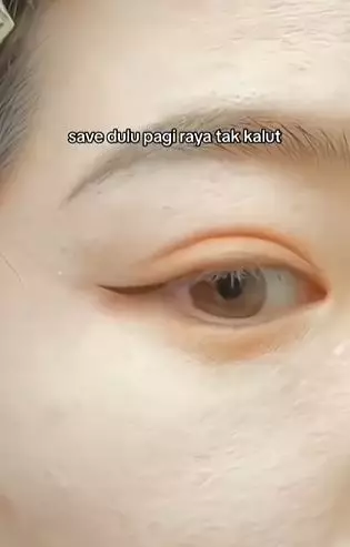 Trik pakai eyeliner tipis ala idol K-Pop cuma andalkan 1 alat pembersih TikTok Trik pakai eyeliner tipis ala idol K-Pop cuma andalkan 1 alat pembersih TikTok