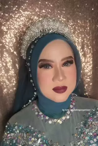 Wanita kulit berpori besar dirias jadi pengantin hasilnya bak beda wajah TikTok