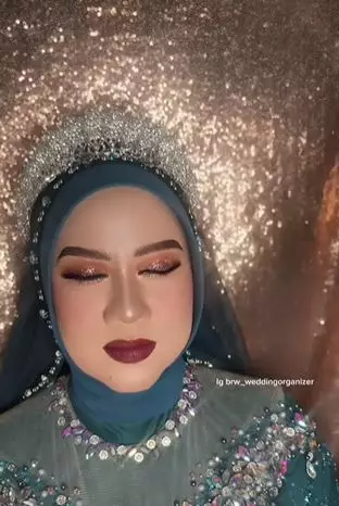 Wanita kulit berpori besar dirias jadi pengantin hasilnya bak beda wajah TikTok