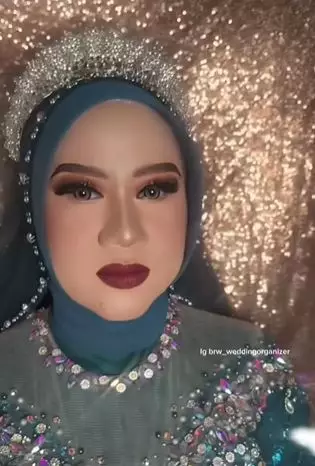 Wanita kulit berpori besar dirias jadi pengantin hasilnya bak beda wajah TikTok