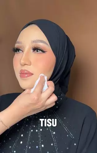 Trik retouch makeup akibat kecoret eyeliner sat set cuma 4 langkah TikTok Trik retouch makeup akibat kecoret eyeliner sat set cuma 4 langkah TikTok