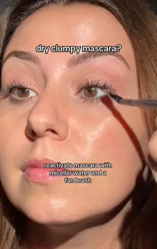 Trik atasi tampilan maskara yang menggumpal andalkan 1 produk skincare Berbagai sumber Trik atasi tampilan maskara yang menggumpal andalkan 1 produk skincare Berbagai sumber