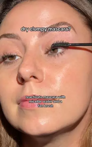Trik atasi tampilan maskara yang menggumpal andalkan 1 produk skincare Berbagai sumber Trik atasi tampilan maskara yang menggumpal andalkan 1 produk skincare Berbagai sumber