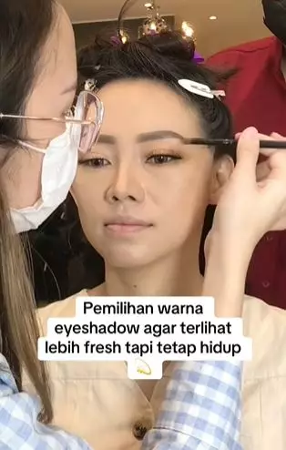 Transformasi makeup ibu-ibu berflek hitam dirias flawless look manglingi TikTok Transformasi makeup ibu-ibu berflek hitam dirias flawless look manglingi TikTok