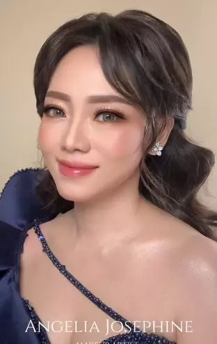 Transformasi makeup ibu-ibu berflek hitam dirias flawless look manglingi TikTok Transformasi makeup ibu-ibu berflek hitam dirias flawless look manglingi TikTok