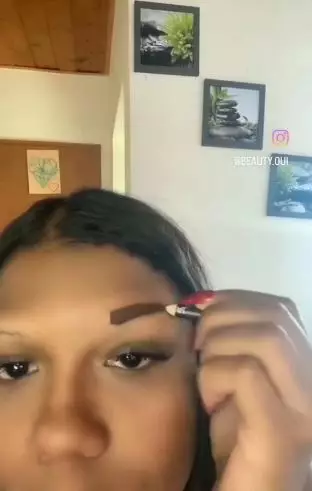 Cewek pakai alat nyeleneh untuk gambar alis TikTok