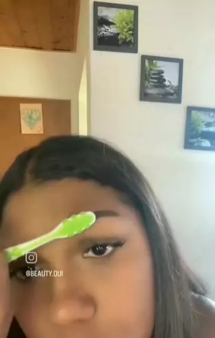 Cewek pakai alat nyeleneh untuk gambar alis TikTok