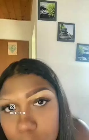 Cewek pakai alat nyeleneh untuk gambar alis TikTok