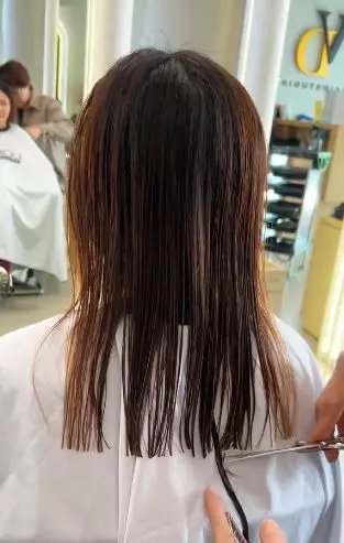 Wanita paruh baya berambut tipis usai di styling hasilnya lebih muda TikTok