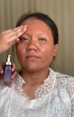 Emak-emak kantung mata gelap usai dirias bold ini bak beda orang TikTok