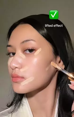 Trik aplikasikan concealer untuk efek face lift TikTok