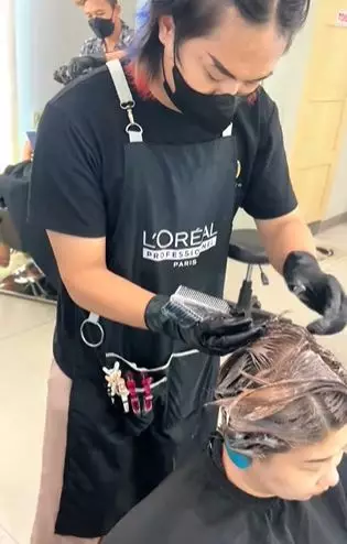 Emak-emak rambut super tipis usai di styling ala Pixie Cut hasilnya auto muda TikTok