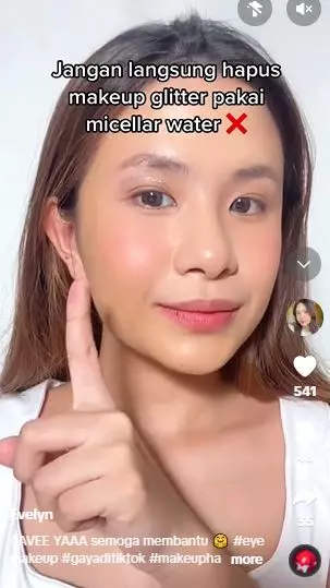 Trik bersihkan eyeshadow glitter andalkan 1 alat sederhana TikTok