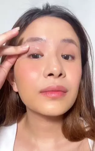 Trik bersihkan eyeshadow glitter andalkan 1 alat sederhana TikTok