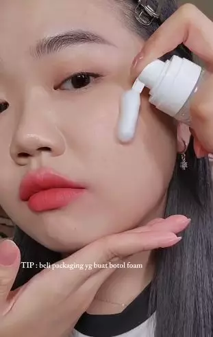 Trik pakai micellar water di wajah sensitif bikin kulit minim iritasi TikTok