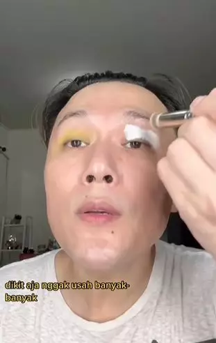 Trik pakai eyeshadow warna terang agar nggak oksidasi TikTok Trik pakai eyeshadow warna terang agar nggak oksidasi TikTok
