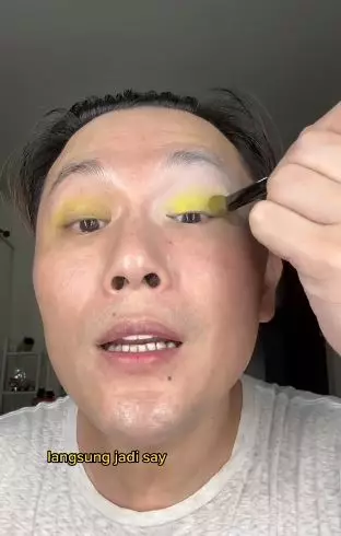 Trik pakai eyeshadow warna terang agar nggak oksidasi TikTok Trik pakai eyeshadow warna terang agar nggak oksidasi TikTok