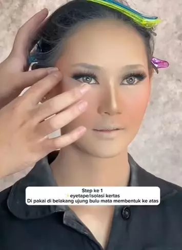 Trik bikin foxy eyeshadow antiribet cuma andalkan 1 alat sederhana TikTok Trik bikin foxy eyeshadow antiribet cuma andalkan 1 alat sederhana TikTok