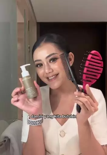 Trik mengurai rambut sasakan agar nggak sakit dan antirontok pakai hair oil TikTok Trik mengurai rambut sasakan agar nggak sakit dan antirontok pakai hair oil TikTok