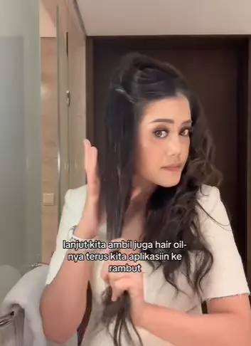 Trik mengurai rambut sasakan agar nggak sakit dan antirontok pakai hair oil TikTok Trik mengurai rambut sasakan agar nggak sakit dan antirontok pakai hair oil TikTok