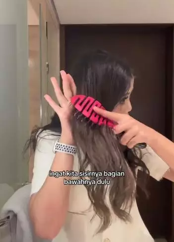 Trik mengurai rambut sasakan agar nggak sakit dan antirontok pakai hair oil TikTok Trik mengurai rambut sasakan agar nggak sakit dan antirontok pakai hair oil TikTok