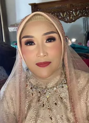 Transformasi makeup ibu-ibu wajah penuh flek hitam dirias ala semi bold TikTok Transformasi makeup ibu-ibu wajah penuh flek hitam dirias ala semi bold TikTok