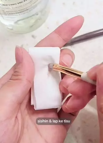 Fungsi lain micellar water selain untuk bersihkan makeup di wajah Berbagai sumber Fungsi lain micellar water selain untuk bersihkan makeup di wajah Berbagai sumber