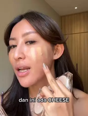 Review Azarine Porefect Powder Foundation diklaim bikin wajah bak pakai filter TikTok Review Azarine Porefect Powder Foundation diklaim bikin wajah bak pakai filter TikTok