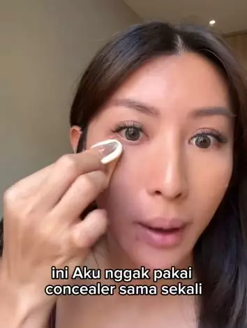 Review Azarine Porefect Powder Foundation diklaim bikin wajah bak pakai filter TikTok Review Azarine Porefect Powder Foundation diklaim bikin wajah bak pakai filter TikTok