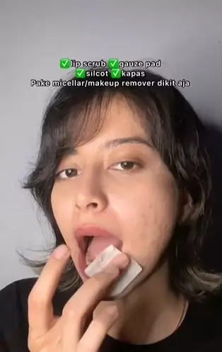 Trik pakai lipstik di bibir kering agar lebih plumpy tanpa pecah-pecah TikTok Trik pakai lipstik di bibir kering agar lebih plumpy tanpa pecah-pecah TikTok