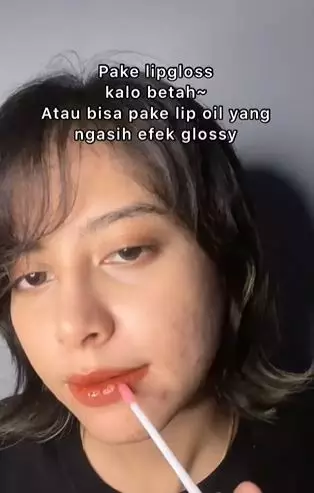 Trik pakai lipstik di bibir kering agar lebih plumpy tanpa pecah-pecah TikTok Trik pakai lipstik di bibir kering agar lebih plumpy tanpa pecah-pecah TikTok