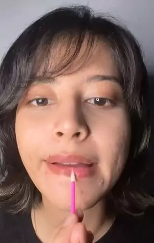Trik pakai lipstik di bibir kering agar lebih plumpy tanpa pecah-pecah TikTok Trik pakai lipstik di bibir kering agar lebih plumpy tanpa pecah-pecah TikTok