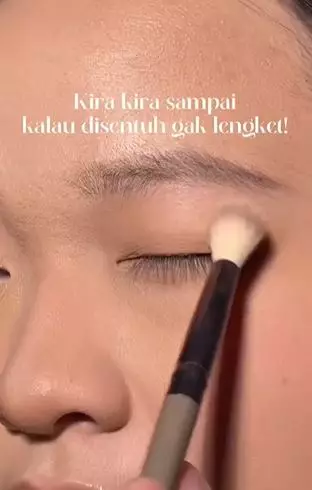 Trik pakai eyeshadow agar antingeblok cuma andalkan 1 produk complexion TikTok