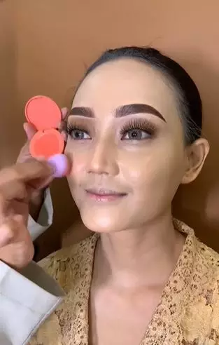Transformasi cewek mata panda dirias soft glam hasilnya mirip Celine Evangelista TikTok Transformasi cewek mata panda dirias soft glam hasilnya mirip Celine Evangelista TikTok
