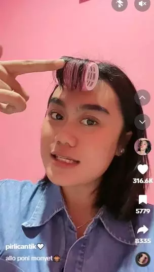 Momen kocak cewek ngide potong poni sendiri malah berujung apes TikTok Momen kocak cewek ngide potong poni sendiri malah berujung apes TikTok