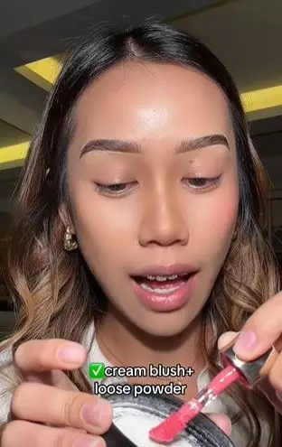 Trik aplikasikan blush on cream agar tahan lama cuma dicampur 1 produk khusus TikTok Trik aplikasikan blush on cream agar tahan lama cuma dicampur 1 produk khusus TikTok