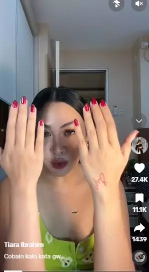 Cara bikin area lipatan kulit cerah merata andalkan 1 alat tak terduga TikTok