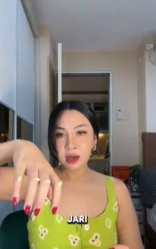 Cara bikin area lipatan kulit cerah merata andalkan 1 alat tak terduga TikTok