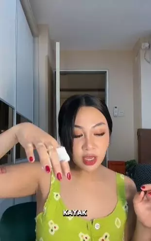 Cara bikin area lipatan kulit cerah merata andalkan 1 alat tak terduga TikTok